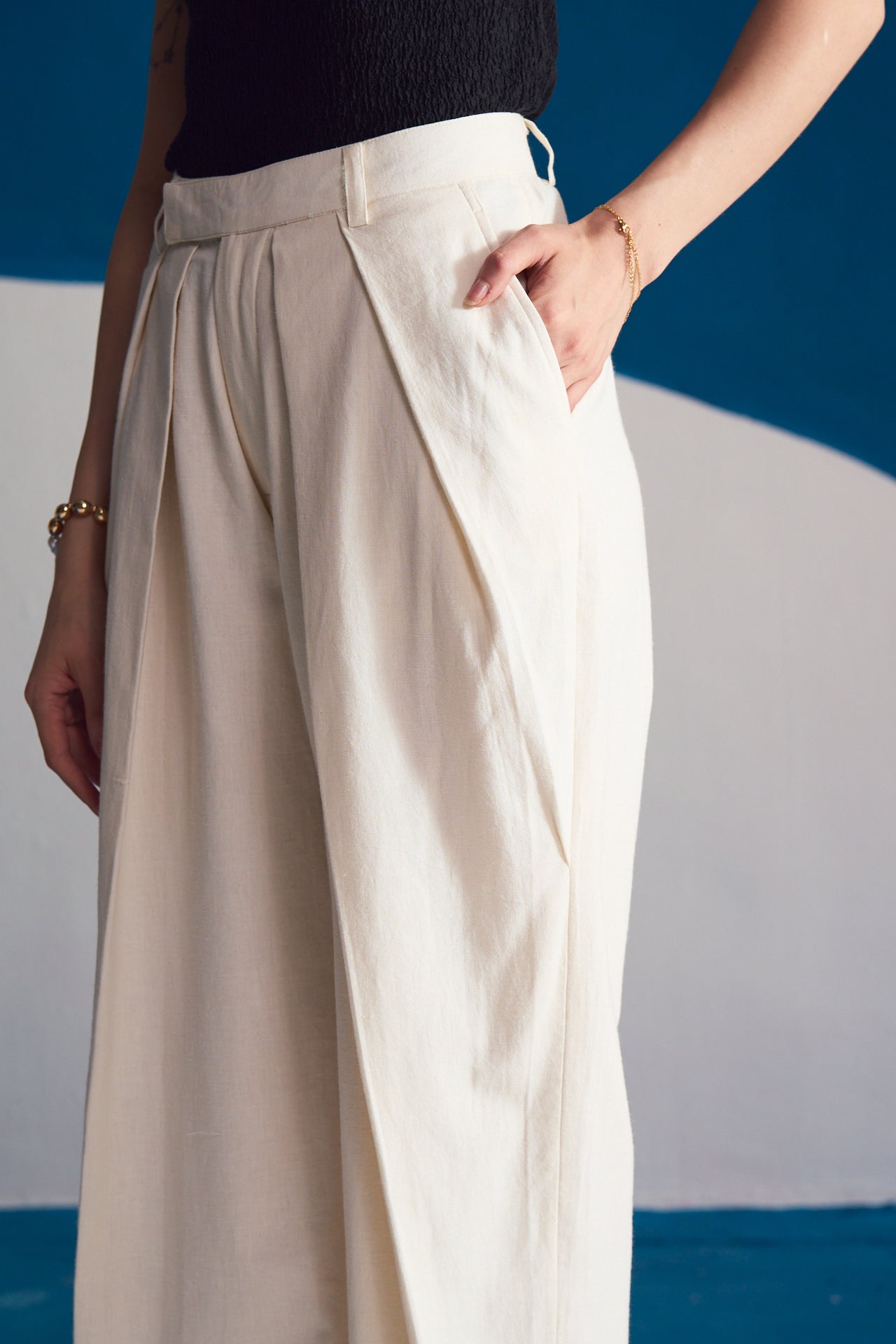 High-Waisted Wide-Leg Pleated Trousers – Ivory